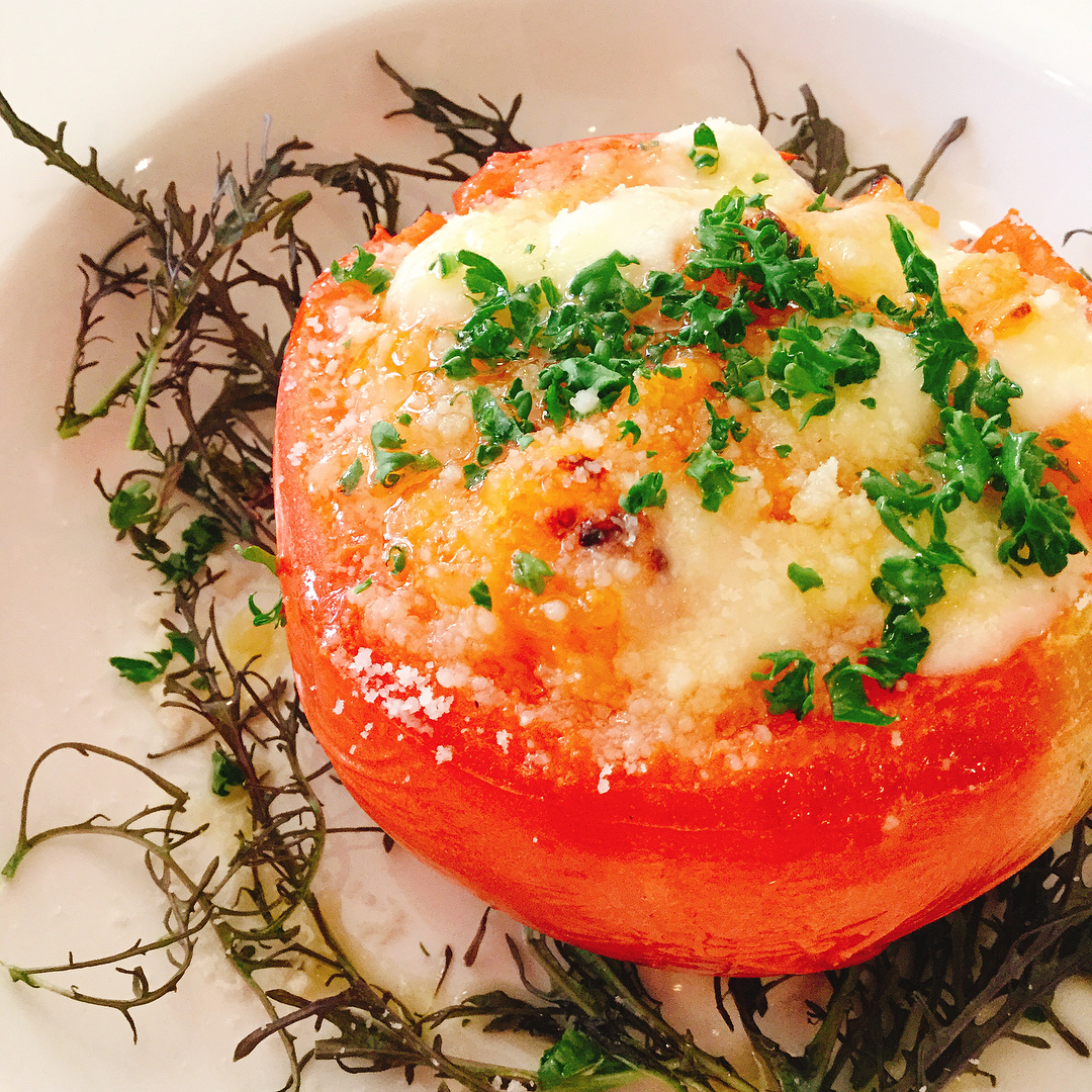 まるごとトマトのリゾットグラタン
太田産のジューシーなトマトにリゾットを詰めてオーブンで焼きました️
オススメです