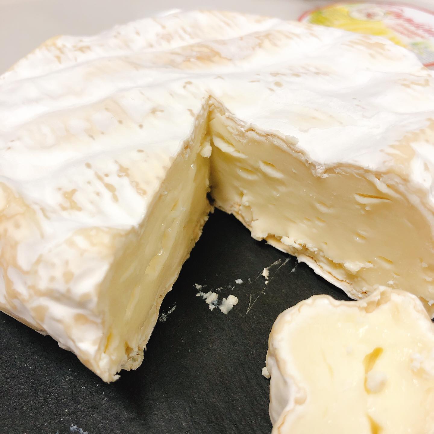 今月のオススメチーズその2

"パリエッティン"

イタリア,ピエモンテ州の白カビチーズです。

牛乳、羊乳、山羊乳の3種のミルクを使って作られています。
それほどクセは無く優しい味わいで食べやすいチーズです。

珍しいイタリアの白カビチーズおすすめです

#宅飯　 
#カウンター席　あります
美味しいグラスワインあります
#肉の盛り合わせ　 #手打ちパスタ　 #イタリア料理　
パラヴィーノワインアカウント
@paravino.vino