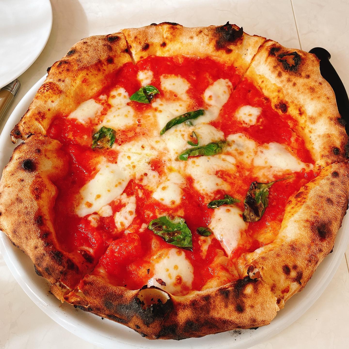今日はお休みなので足利のラジュゥさん(@pizzerialaggiu )でナポリピッツァのお勉強️

前菜盛り合わせからピッツァ、ドルチェ、食後のエスプレッソまで最高でした
ご馳走様でした🏻
サービスのお二人もありがとうございました

美味しいナポリピッツァを食べたくなったら、是非ラジュゥさんへ
めちゃくちゃレベル高いナポリピッツァです
ご予約必須です

---------------------------------
Pizzeria Laggiù
ピッツェリア ラジュゥ
栃木県足利市朝倉町３丁目８−２７ N3ビル
@pizzerialaggiu 
---------------------------------
TRATTORIA PARAVINO
トラットリア パラヴィーノ
群馬県太田市飯田町1294-1
℡0276-55-5886
lunch  11:30-14:00(l.o.)
dinner 17:30-22:00(l.o.)
日曜定休、月1 月曜休み
---------------------------------



#カウンター席　あります
美味しいグラスワインあります
#肉の盛り合わせ　 #手打ちパスタ　 #イタリア料理　
パラヴィーノワインアカウント
@paravino.vino
パラヴィーノテイクアウトアカウント
@paravino.takeout