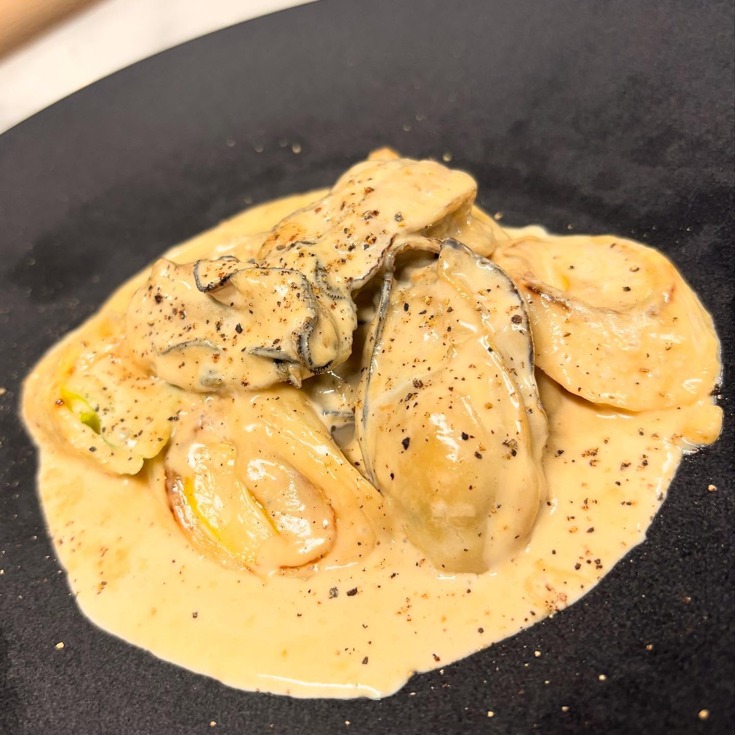 【牡蠣と下仁田葱のフリカッセ】

牡蠣の濃厚な旨味と、下仁田葱のとろける
食感と甘さがホッコリと美味しいです
牡蠣と下仁田葱の味が溶け込んだソースも
たまりません

———————————
TRATTORIA PARAVINO
トラットリア パラヴィーノ
lunch  11:30-13:30(l.o.)
dinner 17:30-21:00(l.o.)
日曜定休、月2回月曜休み
———————————

#ピッツァ　 
#イタリア料理　