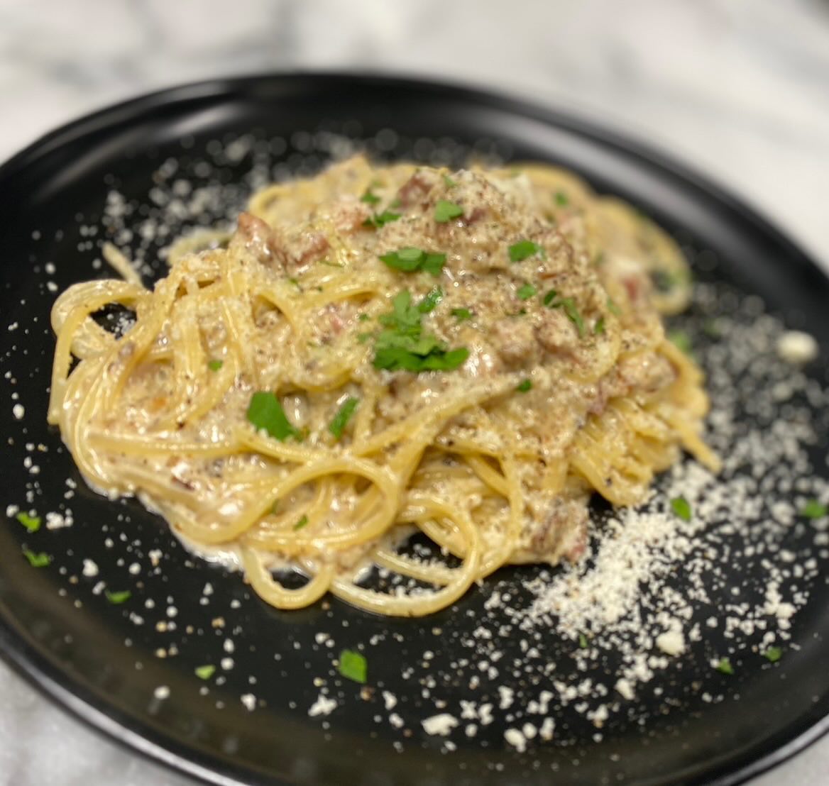 1月のおすすめランチパスタ1つ目です♪

【きのこのクリーム　トリュフオイルがけ】

仕込む時によって変わりますが、今回は
8種類のきのこをベーコンみたいな肉と
一緒に2時間くらい煮込んであります🪼
鍋に少しこべりつかせて混ぜてをひたすら
繰り返して色がつくまで煮込みました

もうひとつは明日こちらに投稿して明後日から
となります

———————————
TRATTORIA PARAVINO
トラットリア パラヴィーノ
lunch  11:30-13:30(l.o.)
dinner 17:30-21:00(l.o.)
日曜定休、月2回月曜休み
———————————

#ピッツァ　 
#イタリア料理　