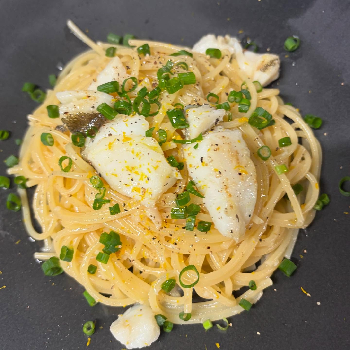 今月のおすすめランチパスタ2つ目です！

【鱈と柚子の魚介出汁ペペロンチーノ】

文字からして冬の魚全開のタラが美味しくなる
寒さですね️
柚子の香りで爽やかに、魚介出汁はさっぱりしても
いますが濃厚なコクを感じさせてくれます

———————————
TRATTORIA PARAVINO
トラットリア パラヴィーノ
lunch  11:30-13:30(l.o.)
dinner 17:30-21:00(l.o.)
日曜定休、月2回月曜休み
———————————

#ピッツァ　 
#イタリア料理　
