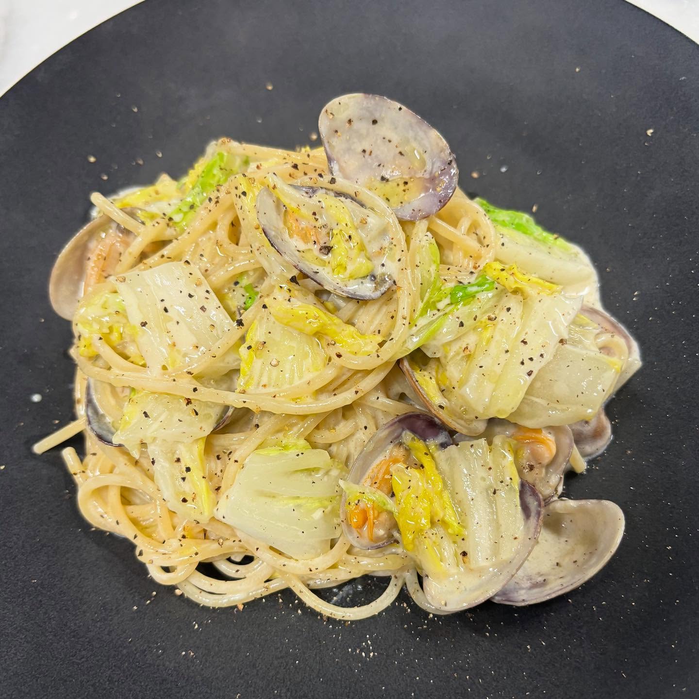 今月のおすすめランチパスタ2つ目

【あさりと白菜のアンチョビクリーム】
美味しい出汁がとれるアサリと瑞々しい白菜
をアンチョビのクリームで和えました！
濃厚なソースではありますが白菜がさっぱり
しているので意外と"あっさり"食べられます

———————————
TRATTORIA PARAVINO
トラットリア パラヴィーノ
lunch  11:30-13:30(l.o.)
dinner 17:30-21:00(l.o.)
日曜定休、月2回月曜休み
———————————

#ピッツァ　 
#イタリア料理　