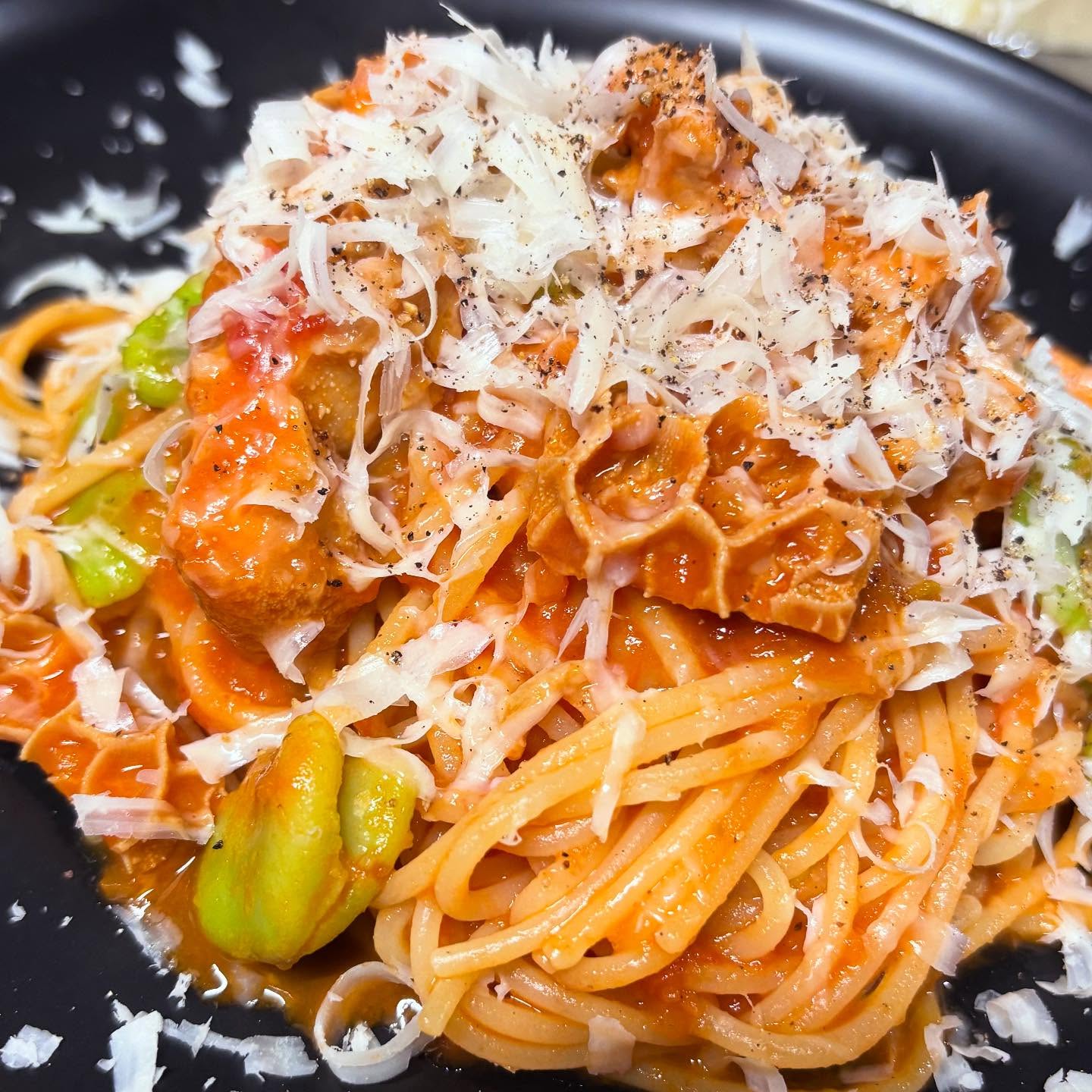 今月のおすすめパスタ2つ目
遅くなってすみません！！！

【トリッパの煮込みとそら豆】

柔らかく煮込んだトリッパとそら豆のほくほく
とした食感がトマトソースと調和して、もはや
ひとつのソースのような滑らかさでパスタに
絡みます香りが特徴的な２つの食材とよく
合うペコリーノチーズ(羊乳)をたっぷりかけて
提供します♪

———————————
TRATTORIA PARAVINO
トラットリア パラヴィーノ
lunch  11:30-13:30(l.o.)
dinner 17:30-21:00(l.o.)
日曜定休、月2,3回月曜休み
———————————

#ピッツァ　 
#イタリア料理　