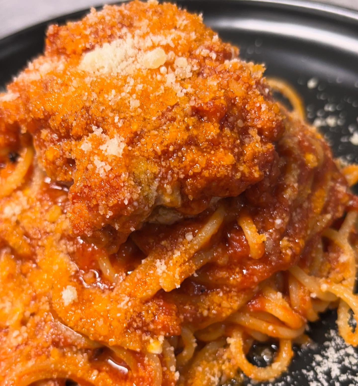 今月のおすすめランチパスタ

【ハンバーグのトマトソース】

ハンバーグがトマトソースのパスタの上に鎮座
していますパスタの上に乗せるには大きすぎ
たかもしれません。大きくぶ厚く重くそして
大雑把にまとめた肉塊を焼き上げソースの中で
仕上げていきます。
少しお時間掛かってしまいますのでご予約を
オススメ致します

———————————
TRATTORIA PARAVINO
トラットリア パラヴィーノ
lunch  11:30-13:30(l.o.)
dinner 17:30-21:00(l.o.)
日曜定休、月2,3回月曜休み
———————————

#ピッツァ　 
#イタリア料理　